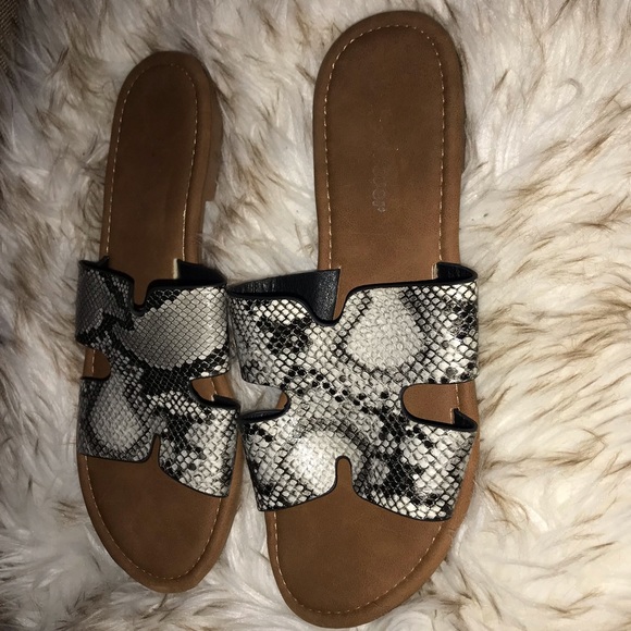 Snakeskin Print Notched Sandals - Picture 9 of 9